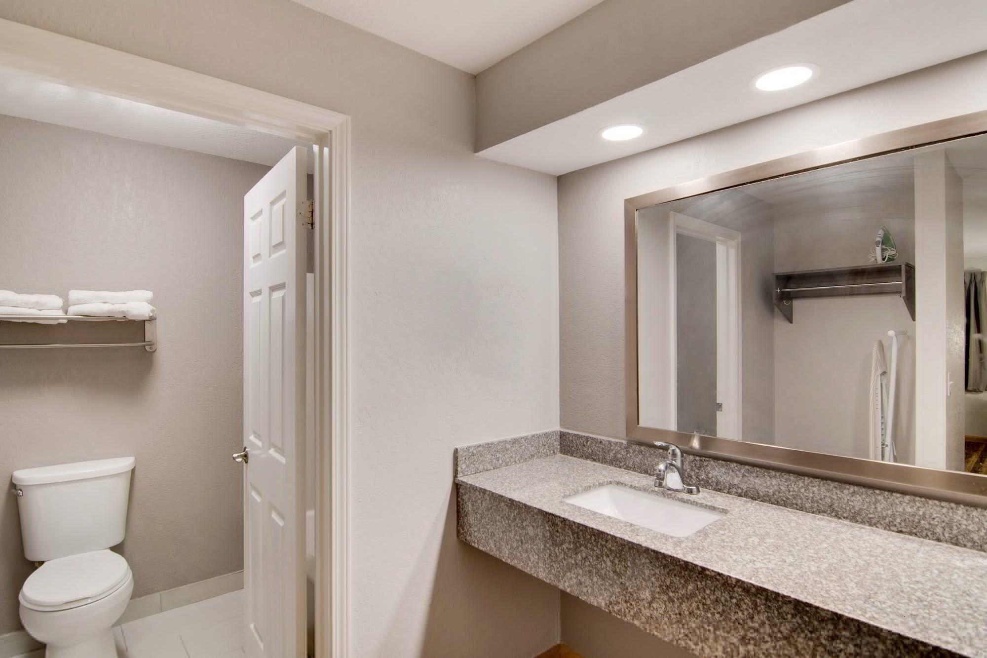 Red Roof Inn & Suites Pensacola-Nas Corry מראה חיצוני תמונה