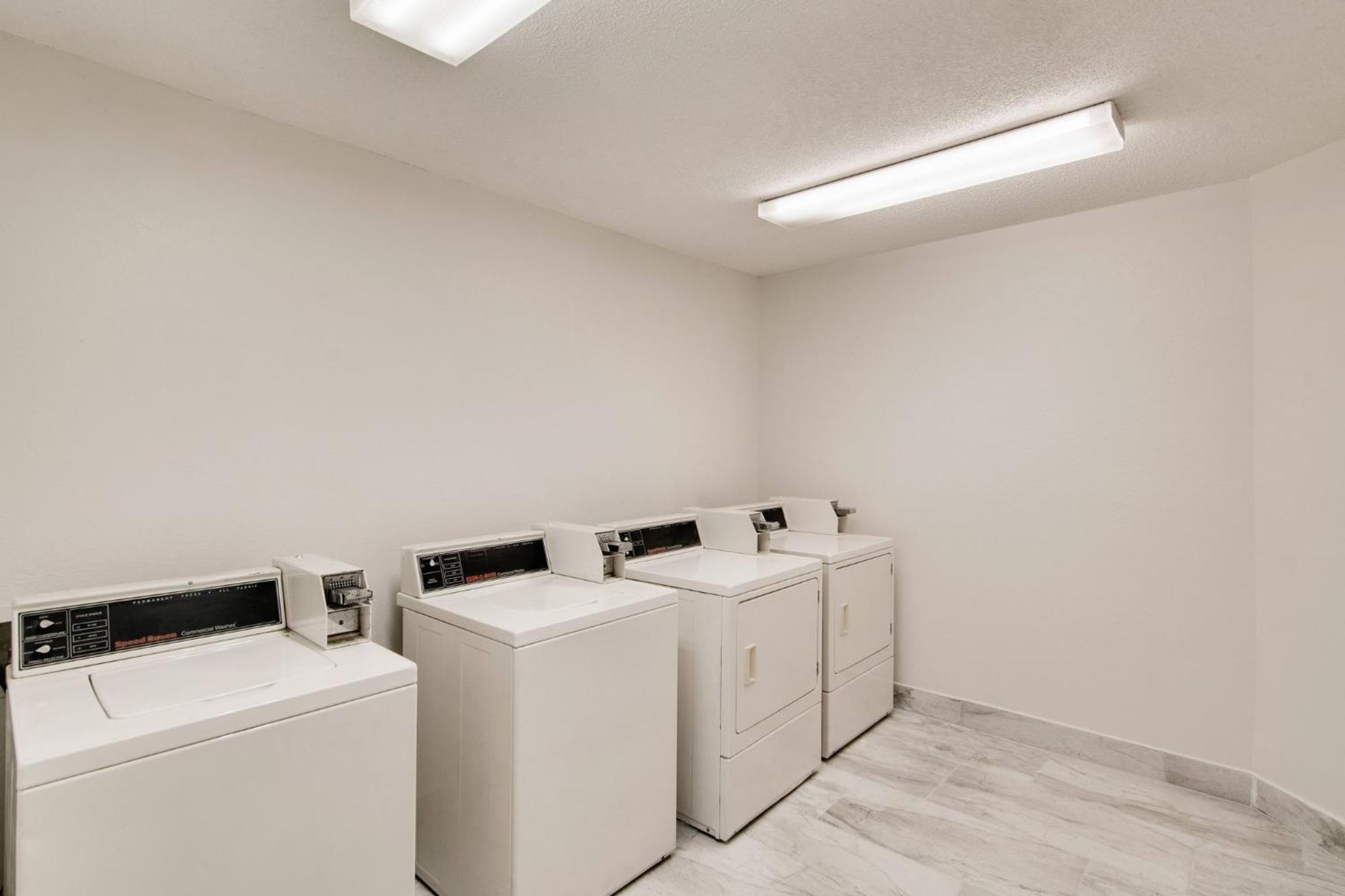 Red Roof Inn & Suites Pensacola-Nas Corry מראה חיצוני תמונה